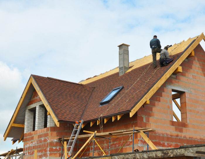 Rénovation toiture : faire soi-même ou recourir à un professionnel ?