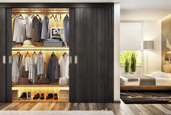 Installer un placard avec des portes coulissantes dans la chambre