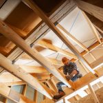Entretenir sa charpente de toiture : pratiques essentielles pour assurer la durabilité