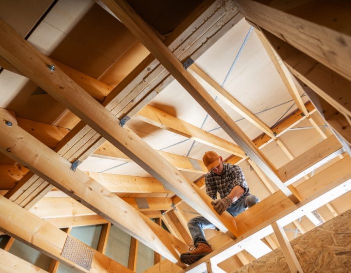 Entretenir sa charpente de toiture : pratiques essentielles pour assurer la durabilité